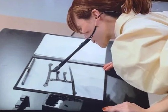 Co gai Nhat Ban cam but bang tai hinh anh