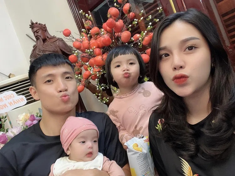 Nhung cau thu tuyen Viet Nam da tro thanh ong bo hai con hinh anh