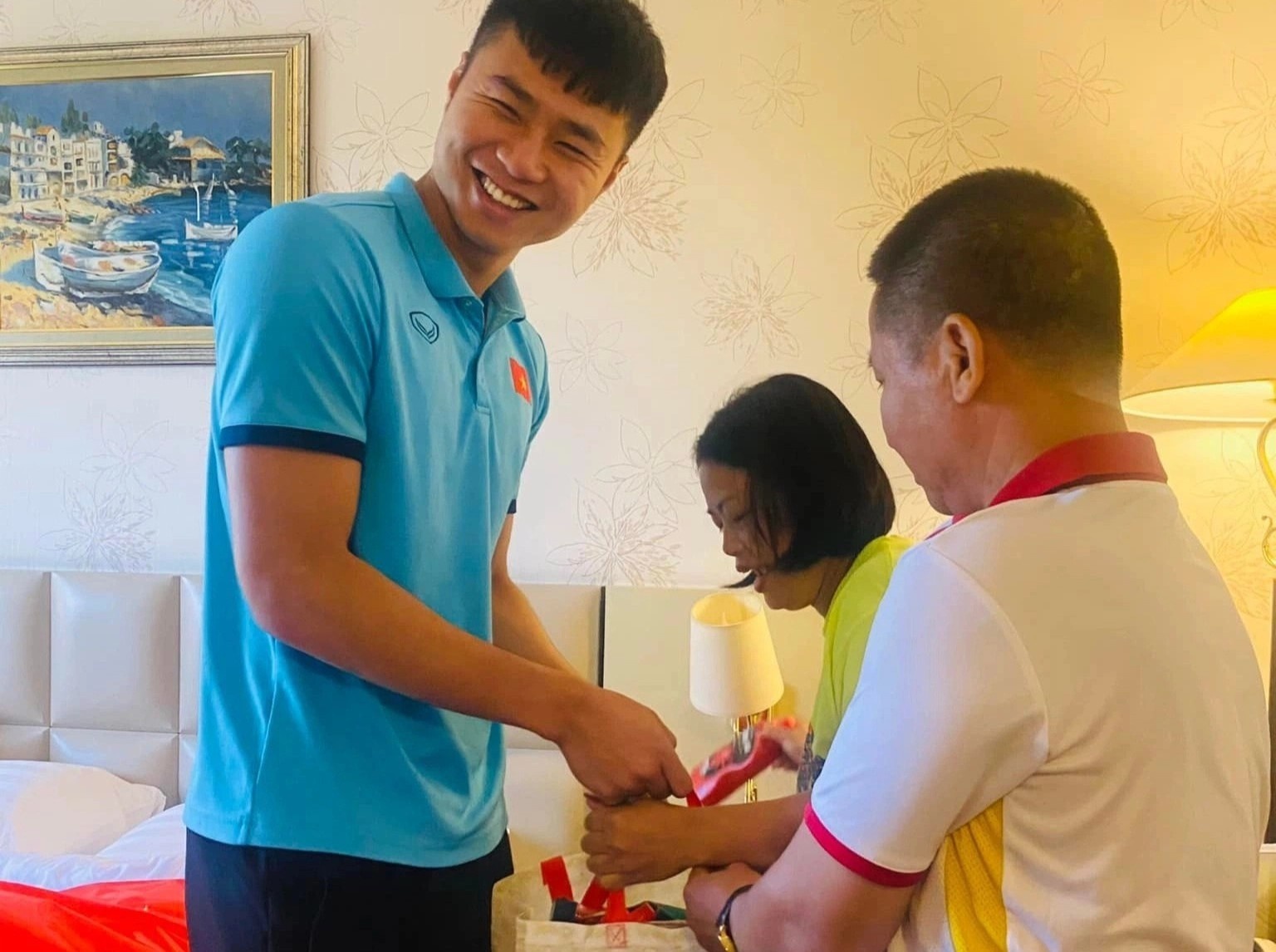 CDV Viet Nam mang banh chung, mam tep sang Uzbekistan tang cau thu U23 hinh anh