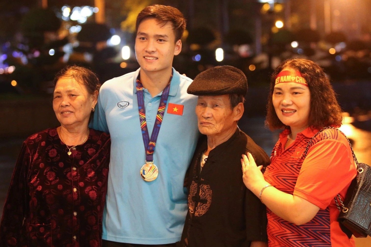 Bui Hoang Viet Anh cham bay to tinh cam voi bo me hinh anh