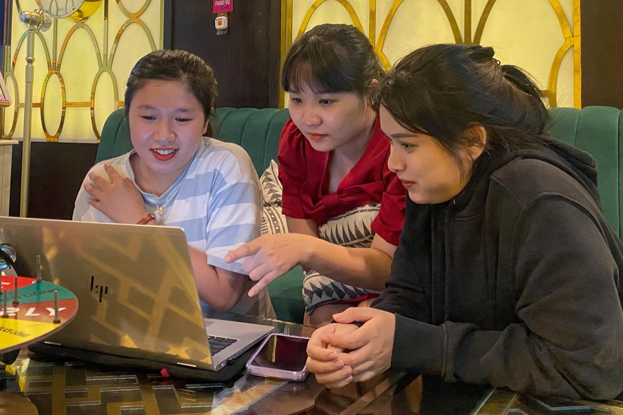 Hoc nhom trong quan karaoke o TP.HCM hinh anh