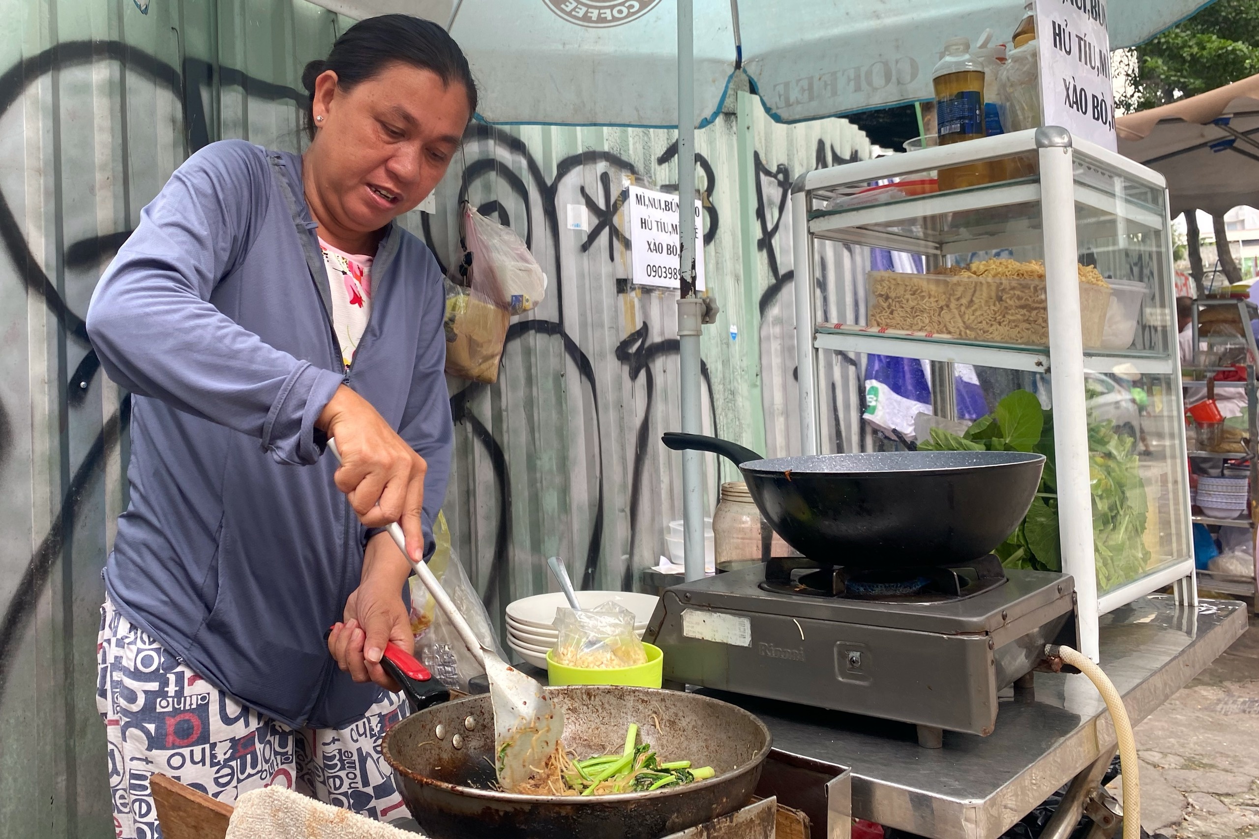 bua trua van phong anh 5