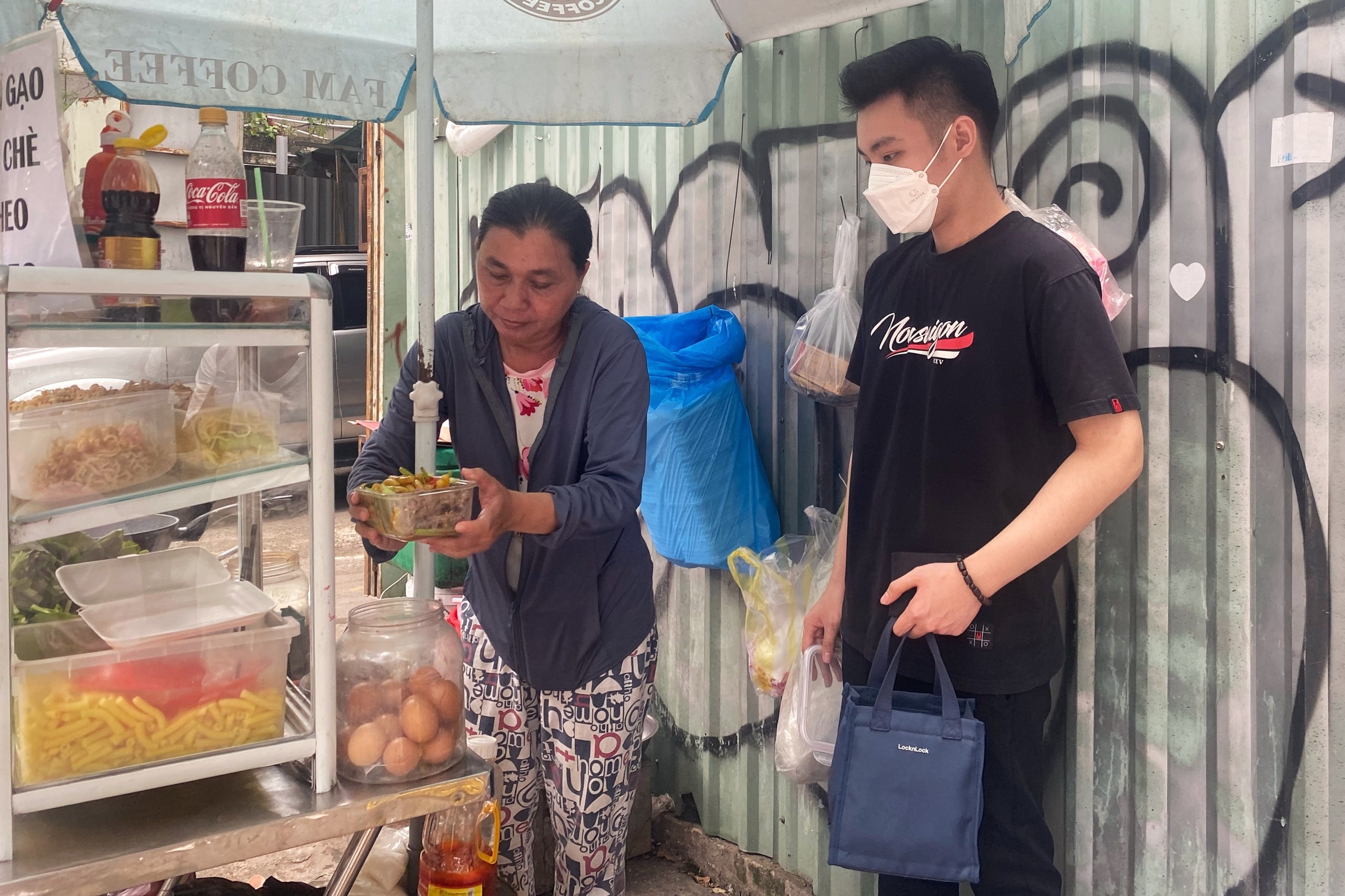 bua trua van phong anh 2