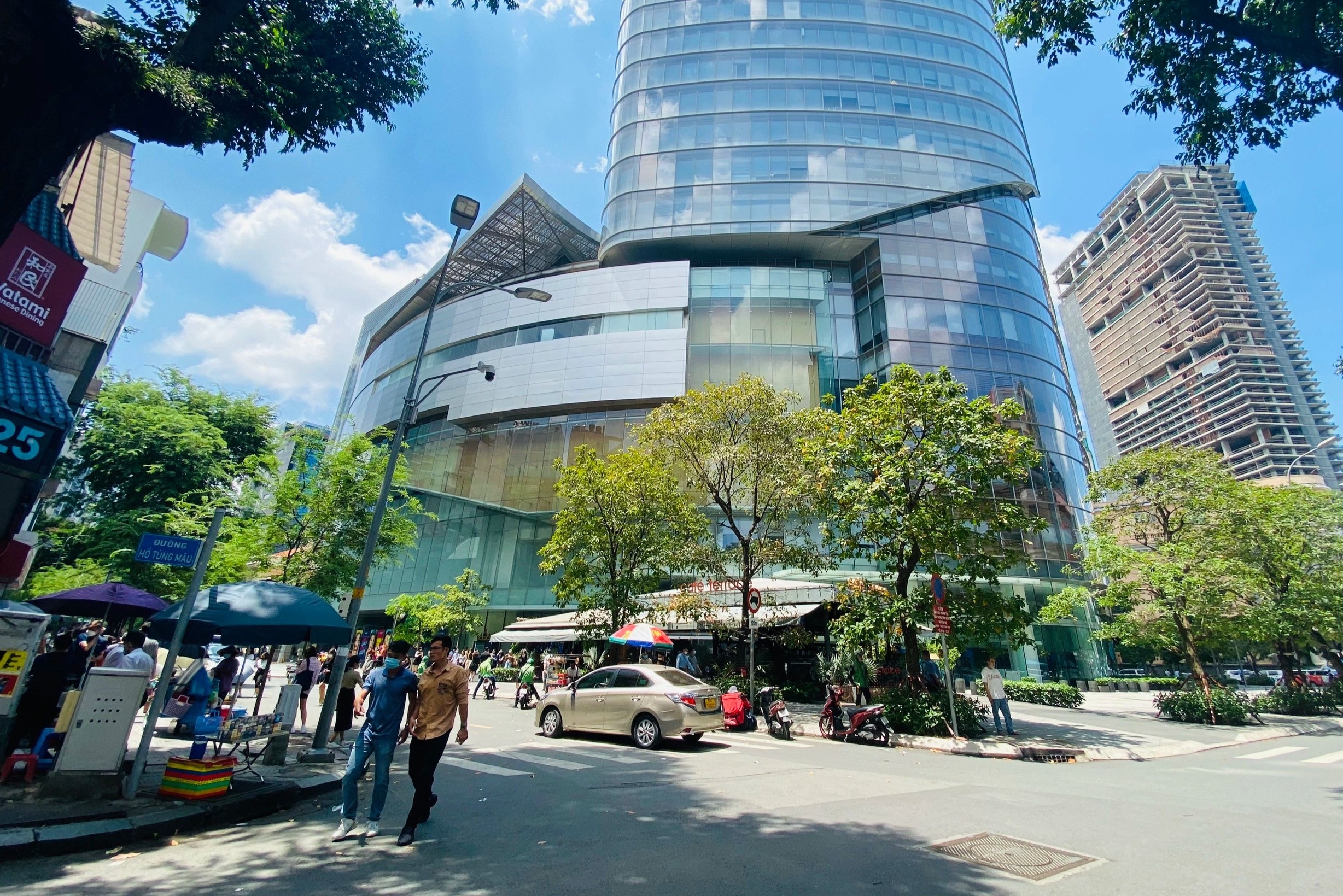 bua trua van phong anh 6