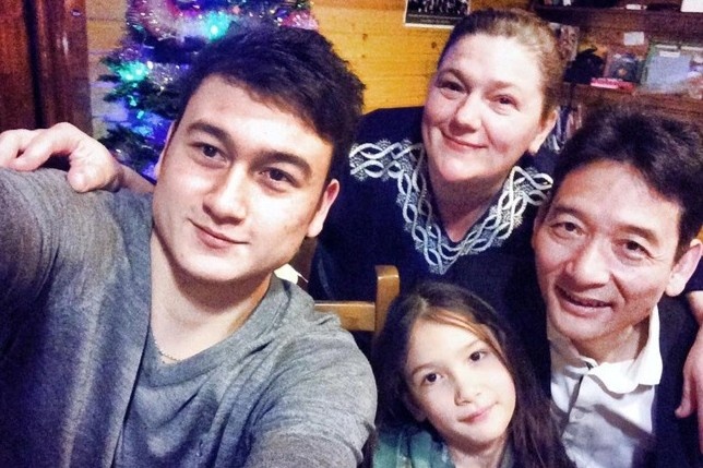 Dang Van Lam khoe anh bo me ve Viet Nam sau 10 nam hinh anh