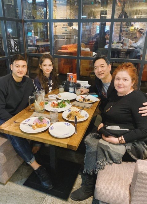 bố mẹ đăng văn lâm về việt nam ảnh 4 bo me dang van lam ve viet nam anh 4