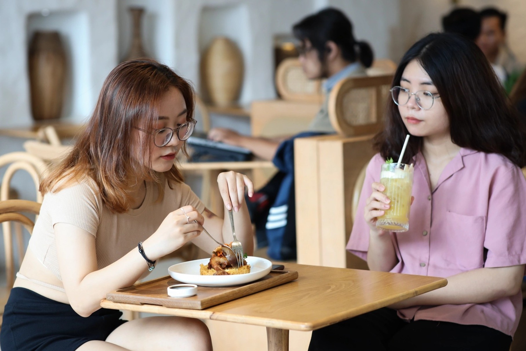 Bua trua dat do cua dan van phong o Phu My Hung, Sala hinh anh
