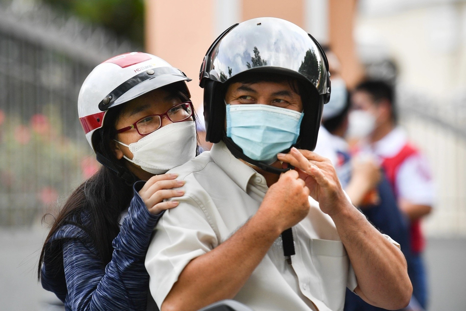 Cha me o TP.HCM cung con di qua ky thi tot nghiep hinh anh