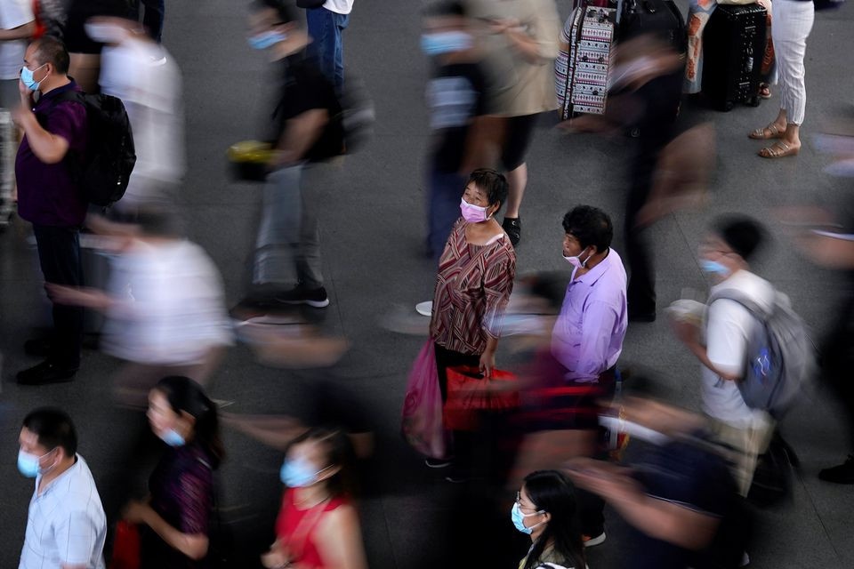 nguoi phu nu song trong nha ve sinh anh 2