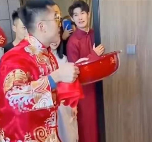 chu re uong nuoc rua chan anh 2