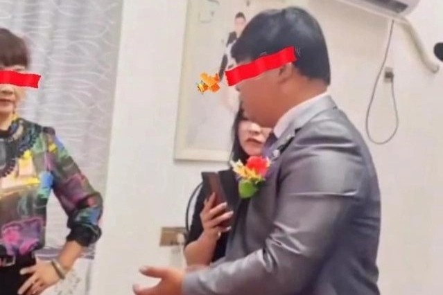 Dan mang Trung Quoc day song vi video chu re phai uong nuoc rua chan hinh anh