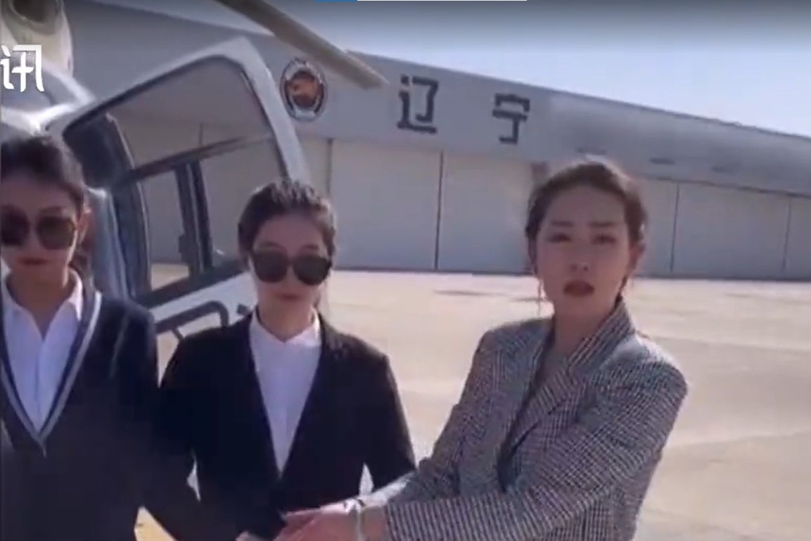 Hot girl Trung Quoc bi dieu tra vi quay video voi truc thang canh sat hinh anh