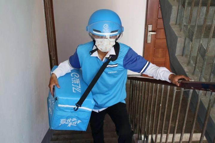Shipper dau thac si o Trung Quoc bat ngo dat show quang cao hinh anh