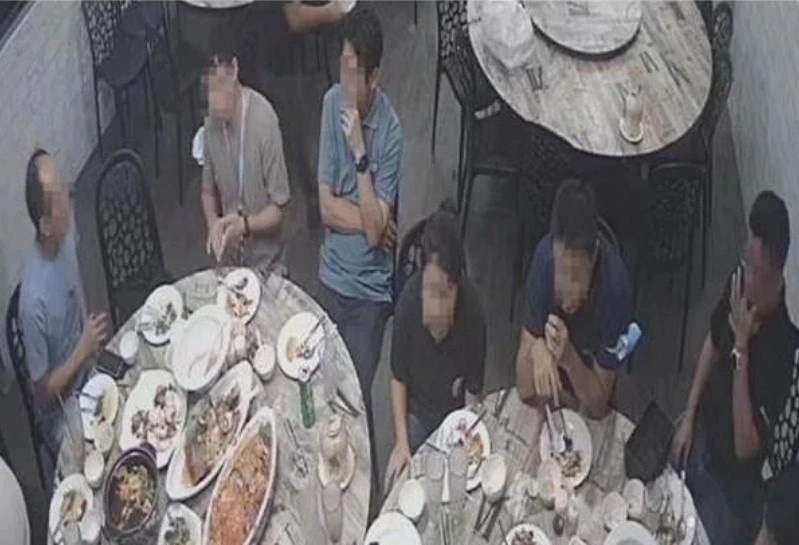 Nhom khach 'quen' tra gan 1.200 USD khi an nha hang o Singapore hinh anh