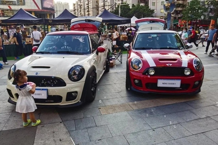 ban hang tren xe oto anh 2