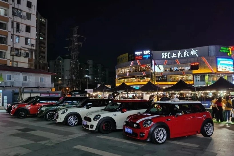 ban hang tren xe oto anh 1