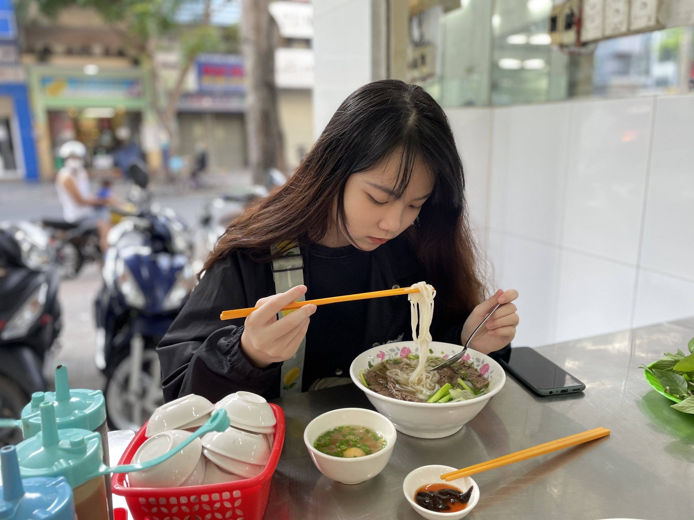 Bua an mot minh o do thi dong duc khong phai la su co don hinh anh