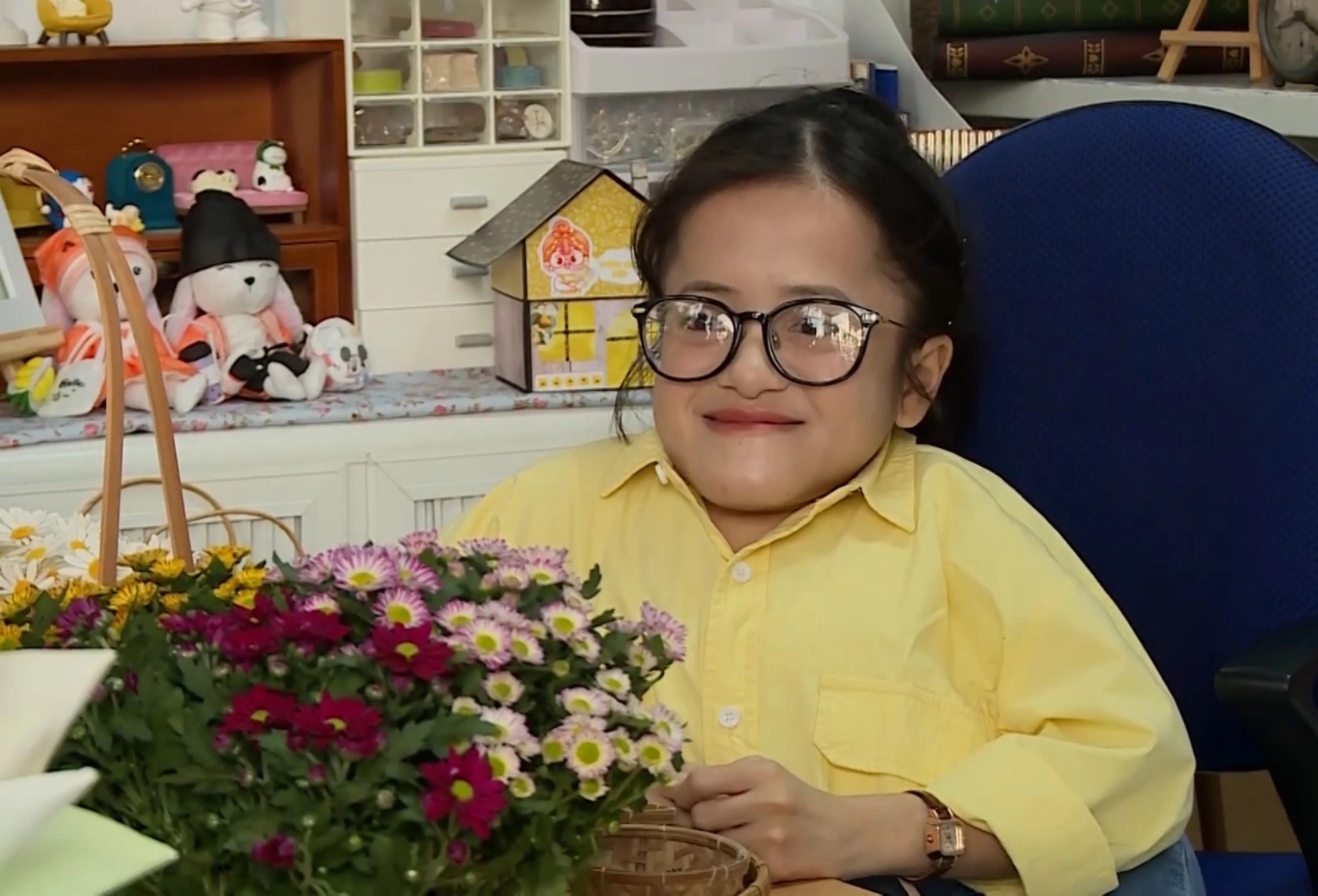 Co gai chi cao gan 70cm, 23 nam van mang hinh hai dua tre hinh anh