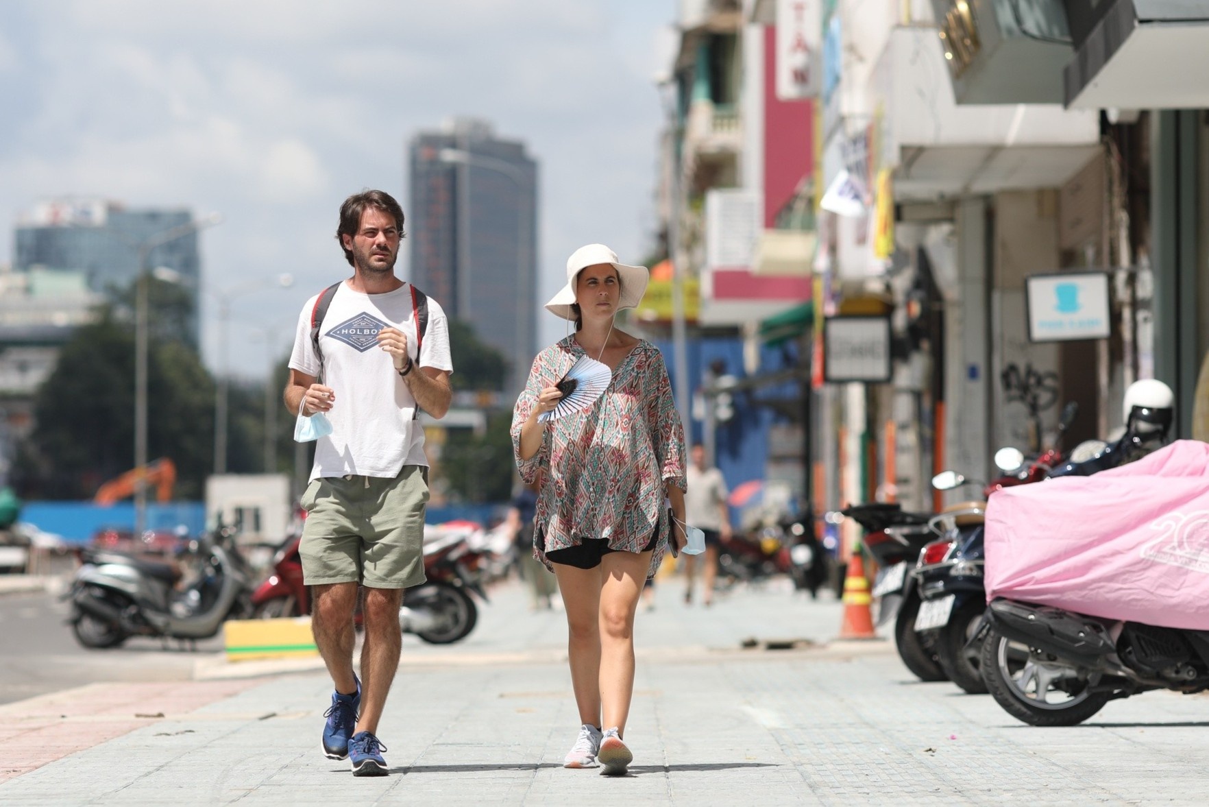 Hang quan khu dat vang Le Loi nhon nhip sau khi do rao chan hinh anh