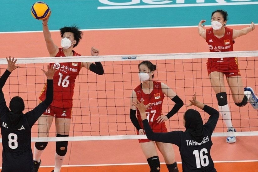 Dan mang Trung Quoc gian du vi doi bong chuyen nu deo khau trang hinh anh