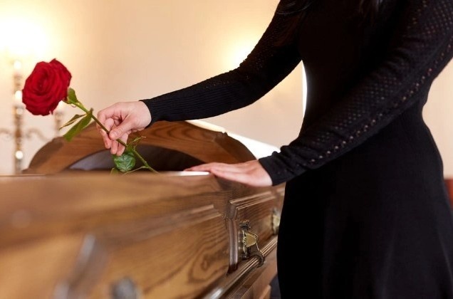 Nhung nguoi dat tang le cho chinh minh hinh anh