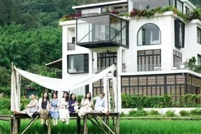 7 nguoi ban than xay biet thu de song cung nhau khi ve gia hinh anh