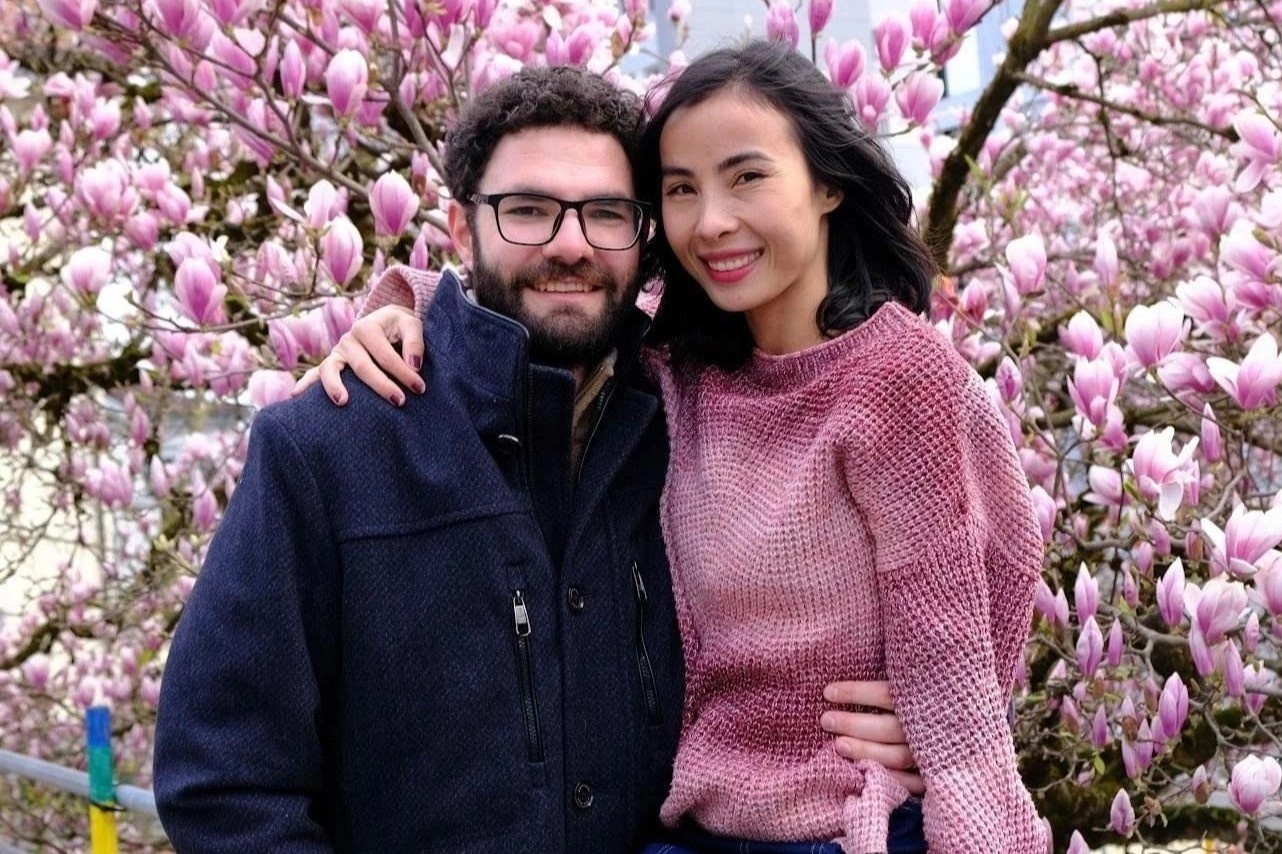 Nang dau Viet bat ngo voi cach song cua me chong Thuy Si hinh anh