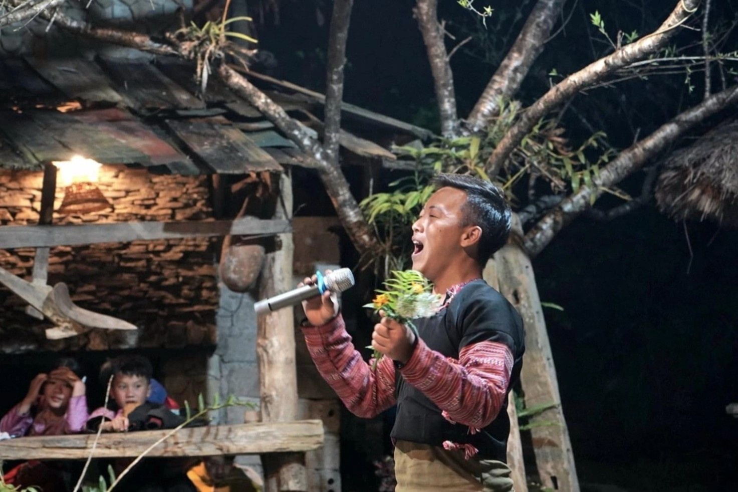 Chang trai H'Mong khien khach Tay bat ngo khi hat ca khuc tieng Italy hinh anh