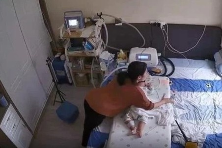 Me dung than minh che cho con trai trong dong dat o Tu Xuyen hinh anh