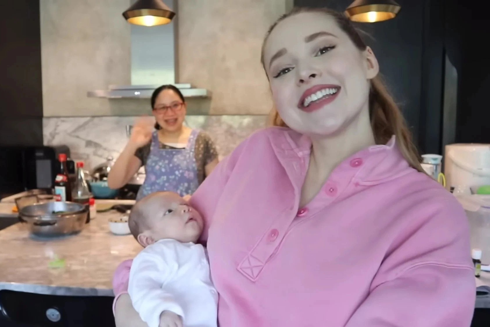 KOL bi chi trich vi so sanh phu nu o cu nhu 'mot xac uop' hinh anh