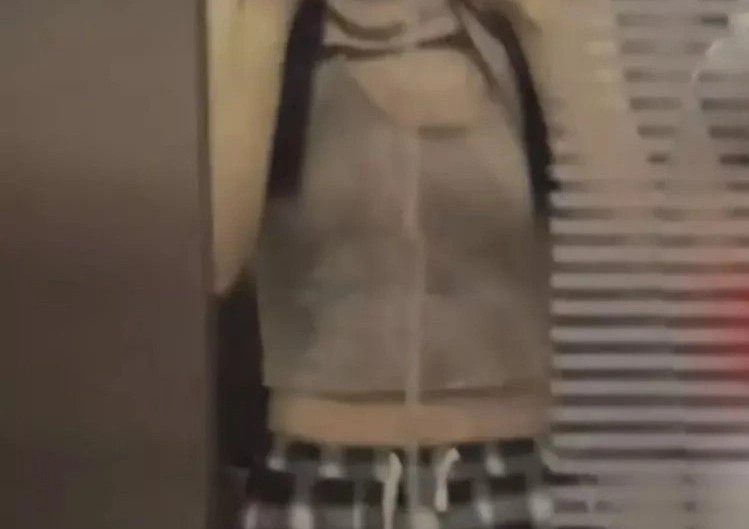 Chiec ao crop-top cua nu sinh khien dan mang Trung Quoc tranh cai hinh anh