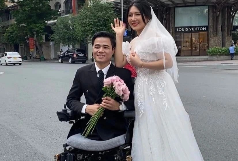 Dam cuoi co tich cua chang trai khong chan o TP.HCM hinh anh