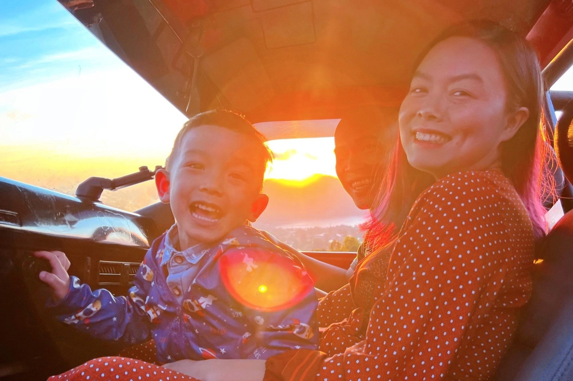 Cau be 3 tuoi theo bo me di Bali don 'nu than mat troi' hinh anh