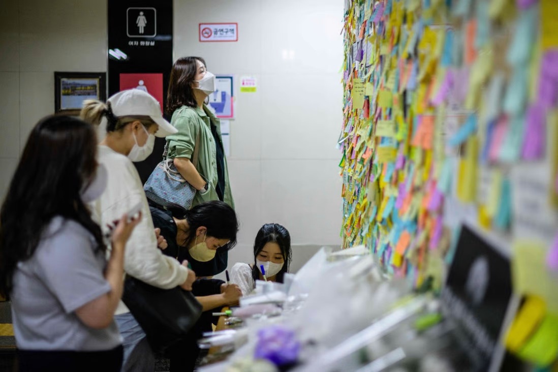 Loi keu cuu bat thanh cua co gai bi sat hai trong toilet o Seoul hinh anh