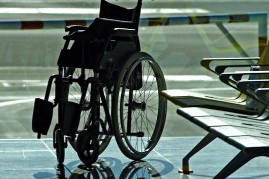 Nguoi dan ong tan tat phai bo tren may bay gay tranh cai hinh anh