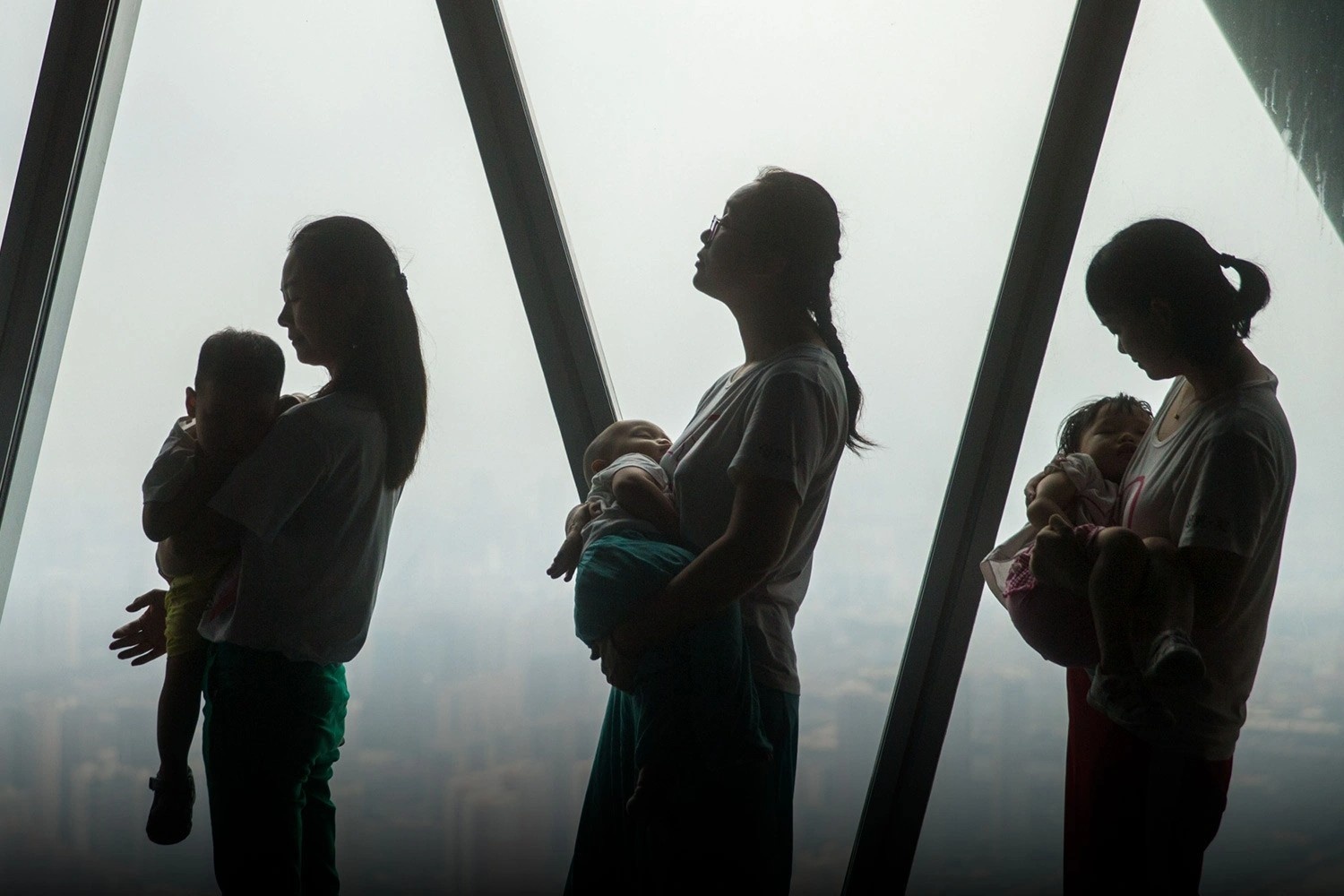 Noi dau cua nguoi me vua di lam, vua cho con bu hinh anh