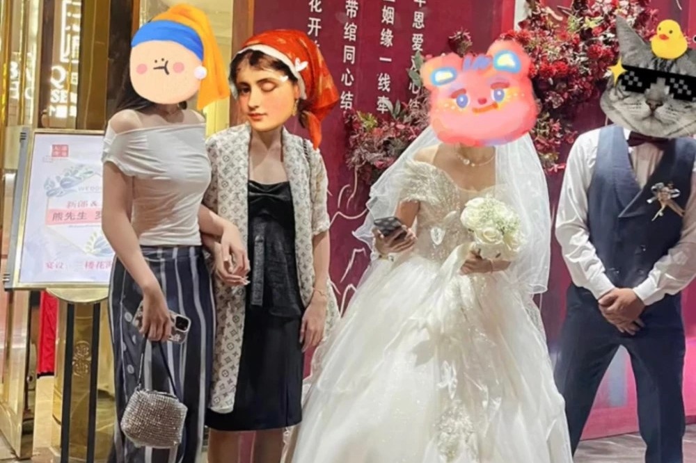 Co gai Trung Quoc vao dam cuoi nguoi la xin an thu dac san hinh anh