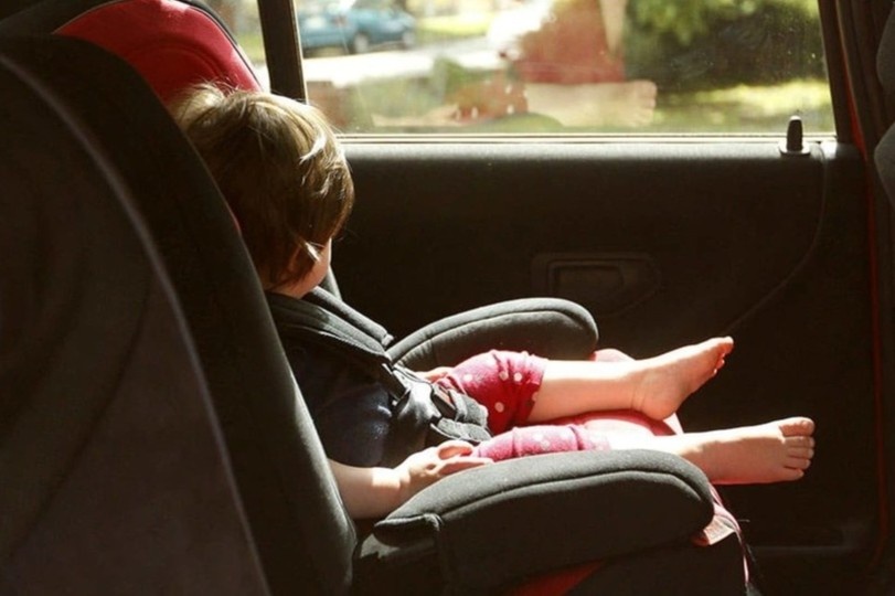 Ong ngoai bi bat vi bo quen chau gai 1 tuoi trong oto hinh anh