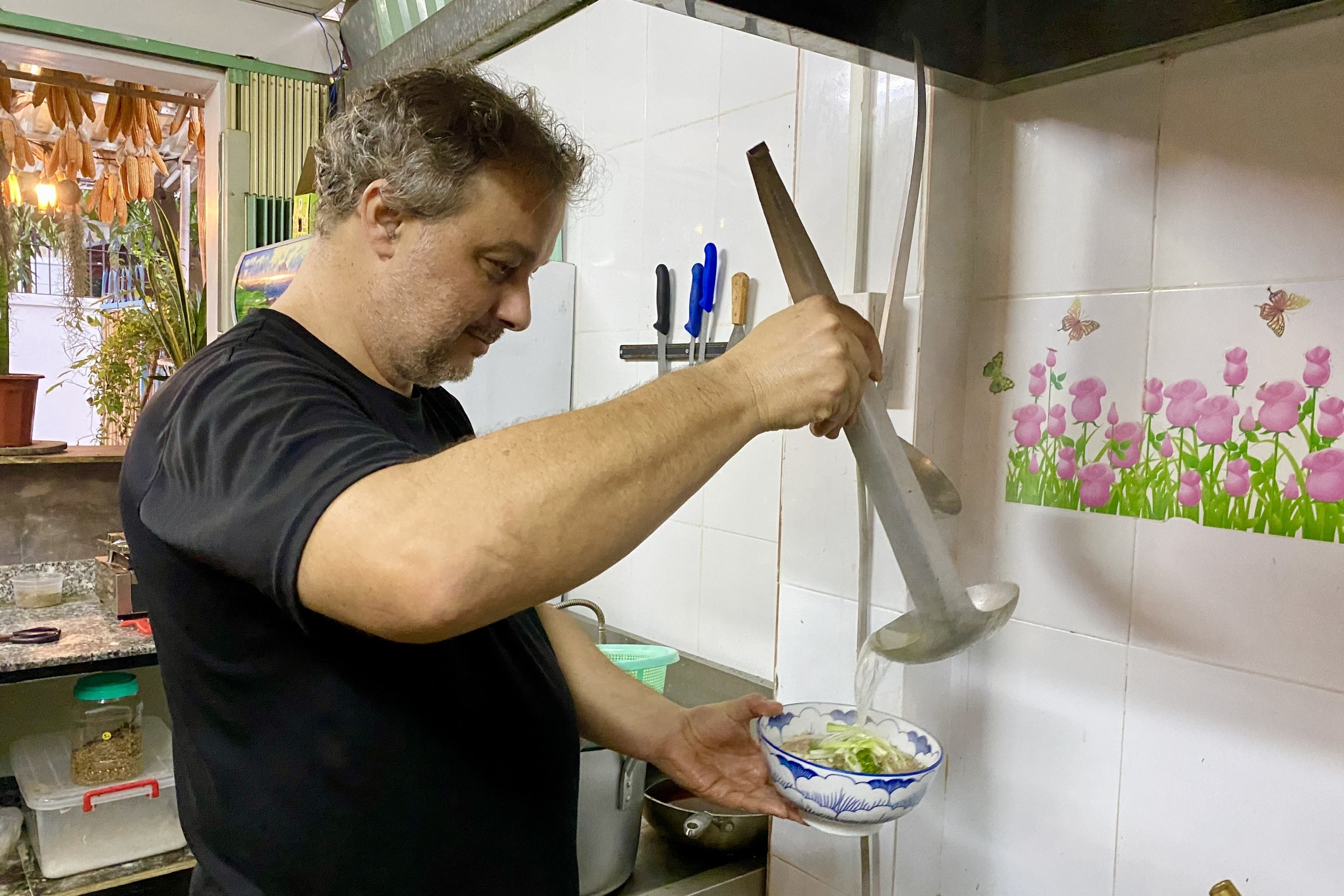 ông Tây nấu phở ảnh 2 ong Tay nau pho anh 2