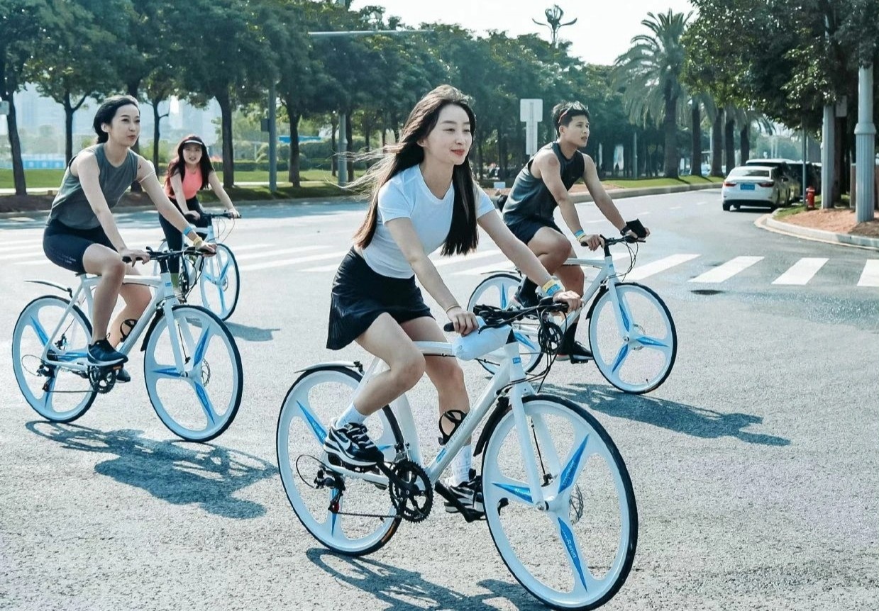 Gen Z manh tay chi tien mua hanh phuc hinh anh