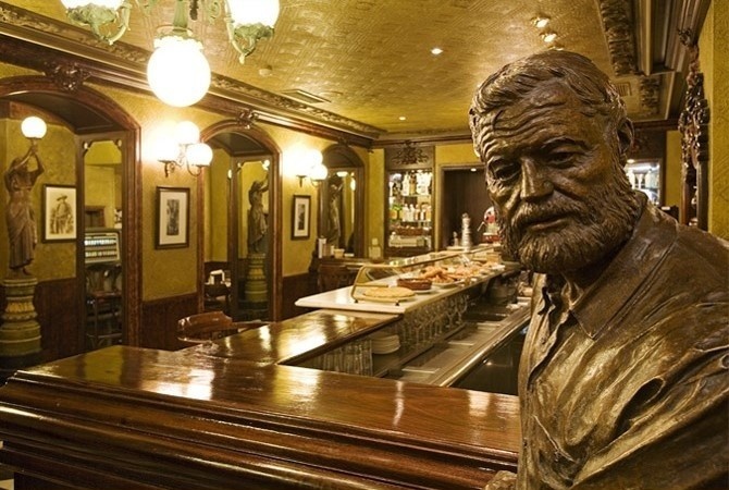 Nhung quan bar, nha hang co lich su gan lien voi nen van hoc hinh anh