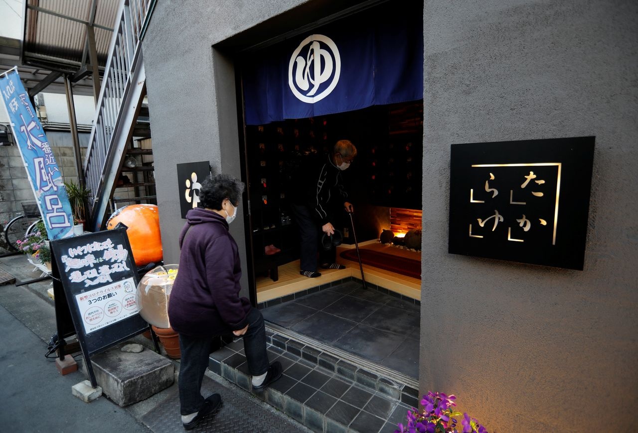 Me chup len phu nu, mang anh ve cho con trai o Nhat Ban hinh anh