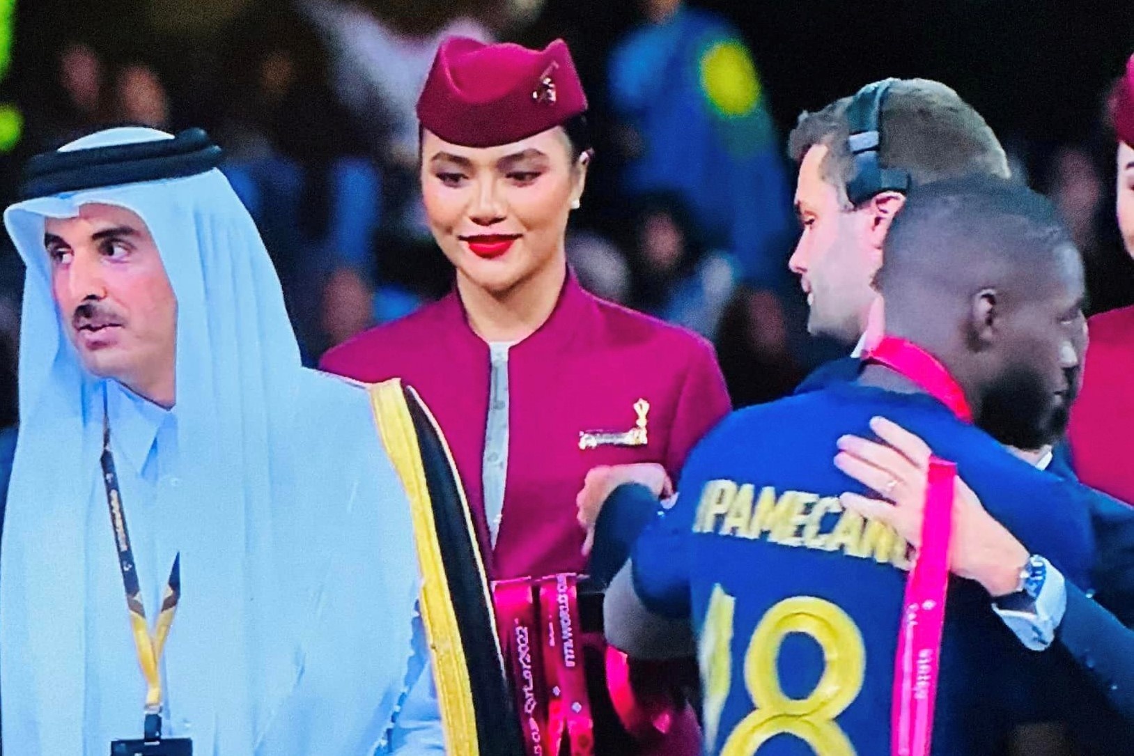 Nu tiep vien Viet Nam xuat hien o le trao giai World Cup 2022 hinh anh