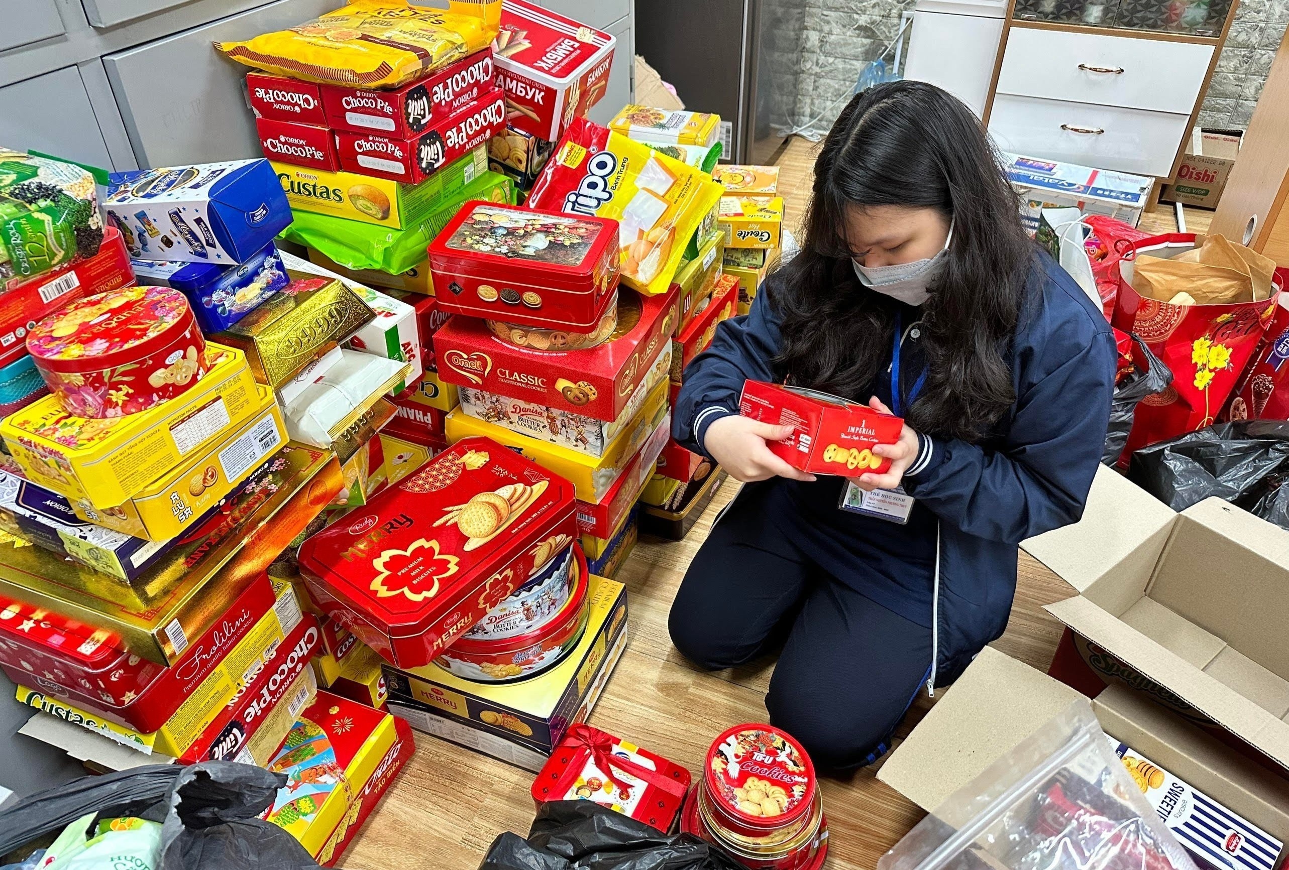 Gom banh keo Tet thua, gui tang tre em ngheo hinh anh