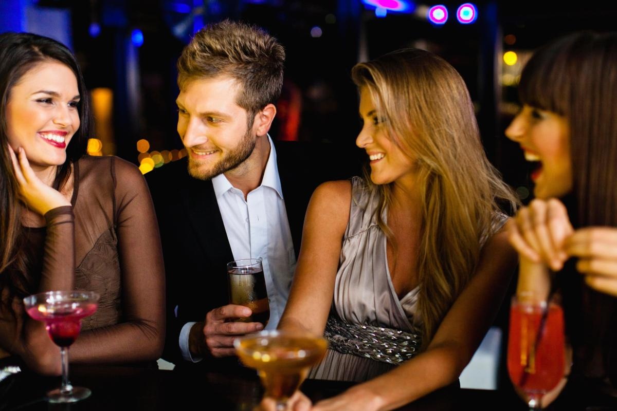 Club o Singapore giam gia khi dua vo lan tinh nhan toi hen ho dip 14/2 hinh anh