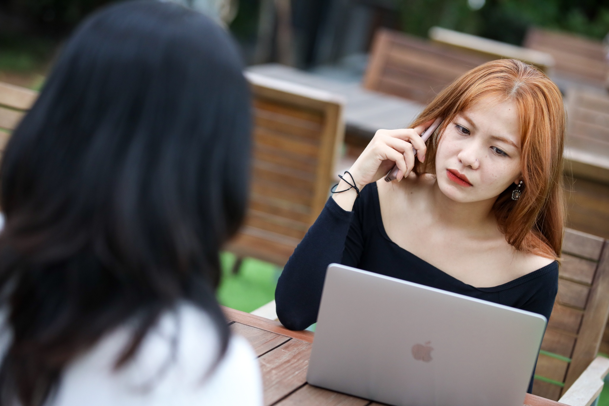 Kieu sep luon nhan tin luc nua dem, rang sang hinh anh