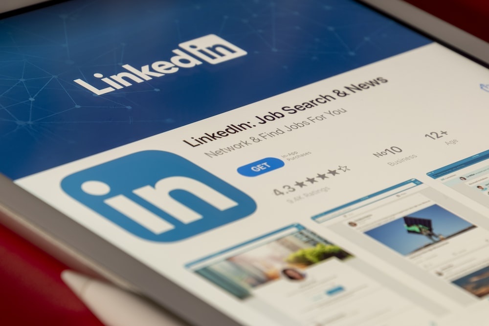 Tim thay nghi pham giet cha tren LinkedIn hinh anh