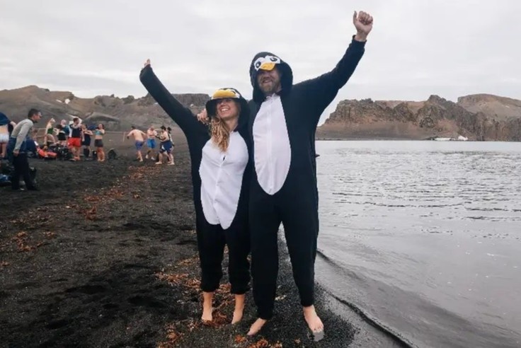 Yeu xa 7 nam, gap nhau o 7 chau luc hinh anh