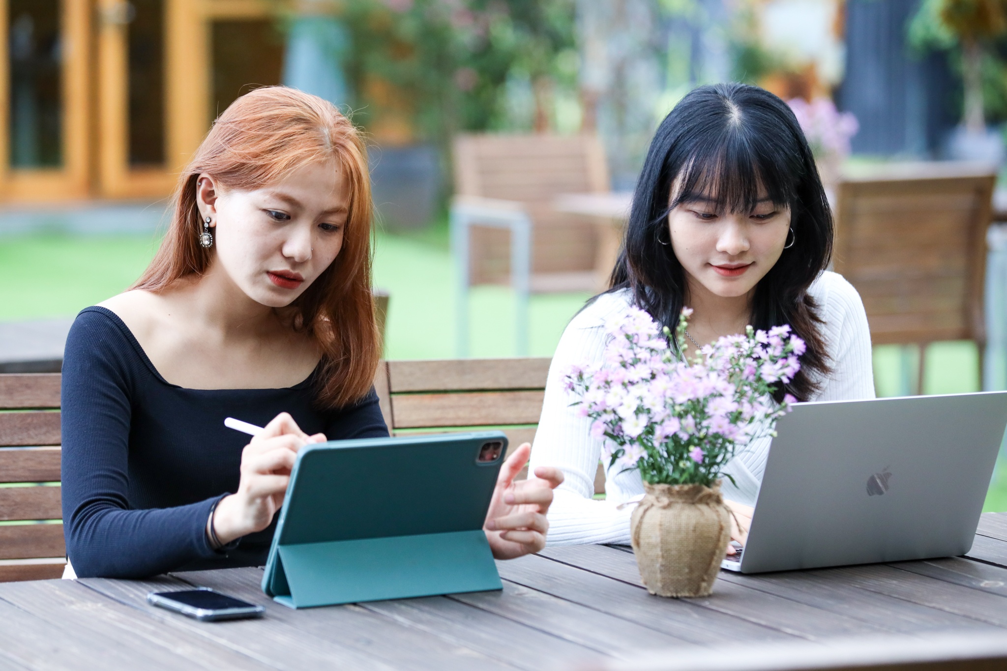 Nghi viec co y thuc hinh anh