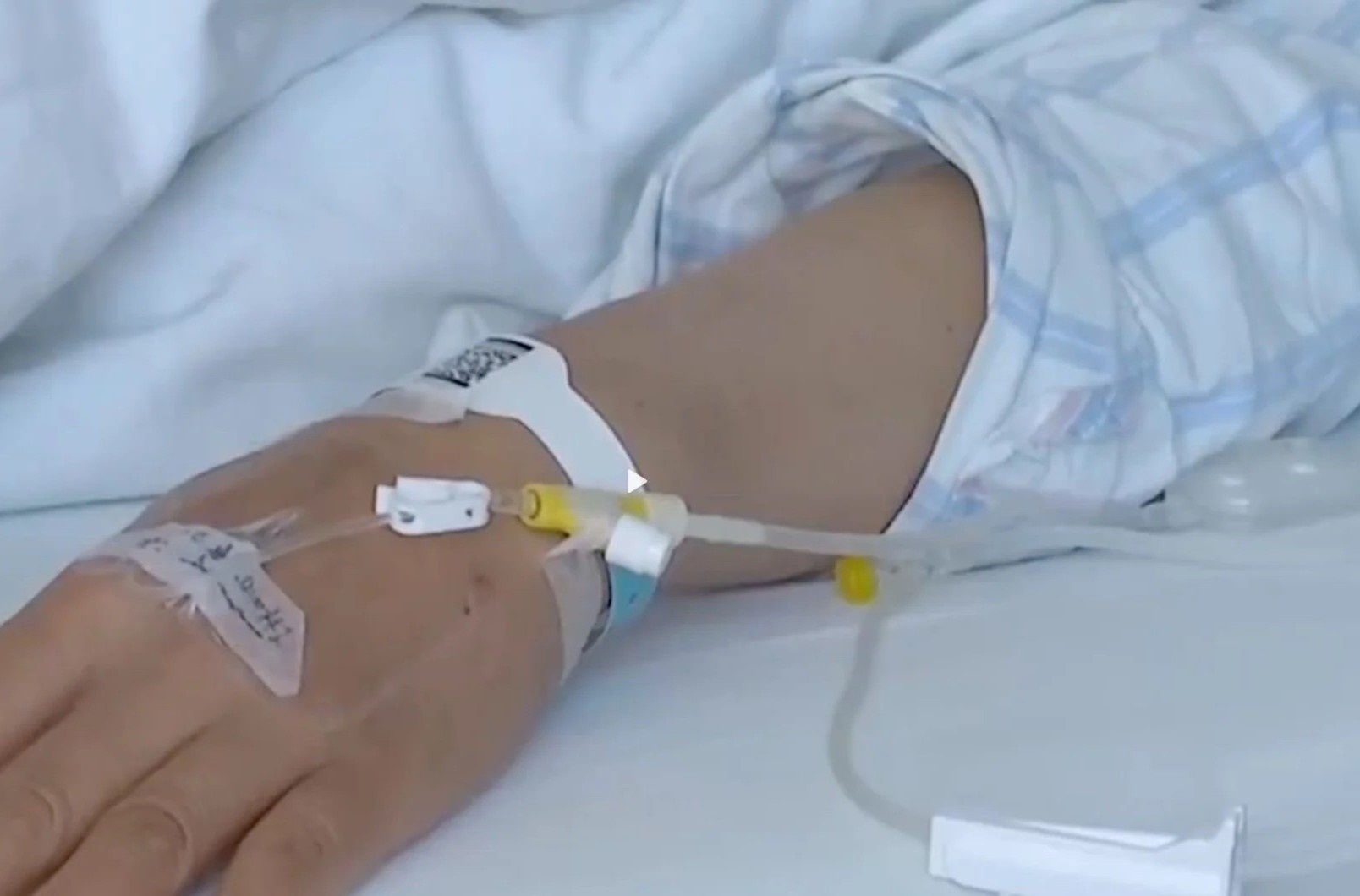 Vo doi ly di vi chong khong chiu ban nha de chua benh cho con trai hinh anh